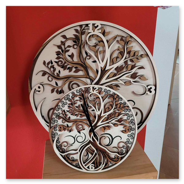 Vergleich 4-Schichtige Lebensbaumuhr Ø 30cm mit individualisierter Uhr Ø 45cm